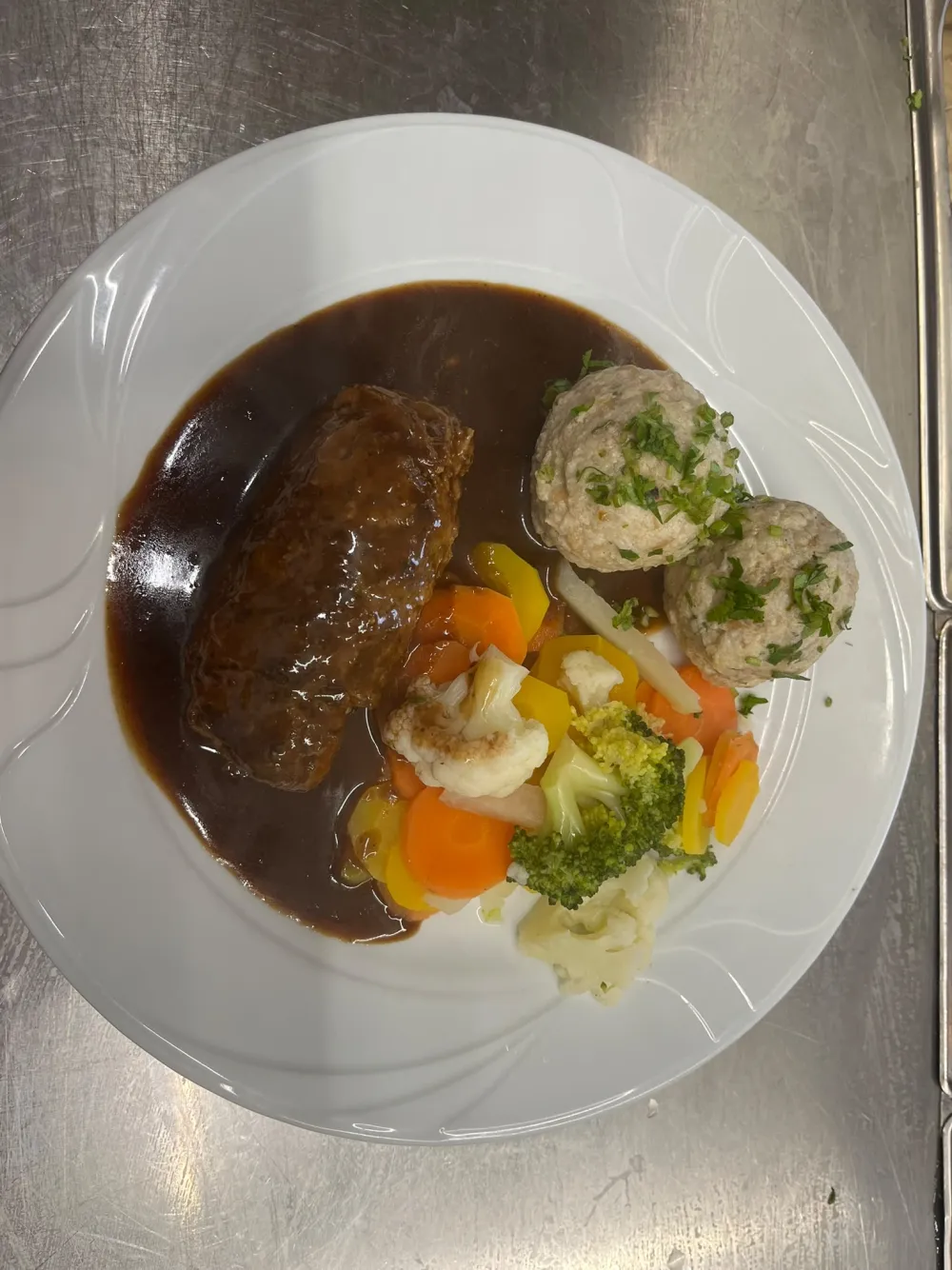 Rindsroulade mit Knödel und Gemüse