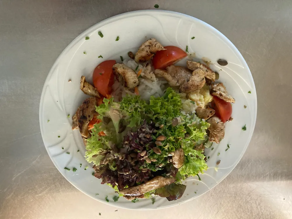 Bunter Salatteller mit gegrillten Putenstreifen