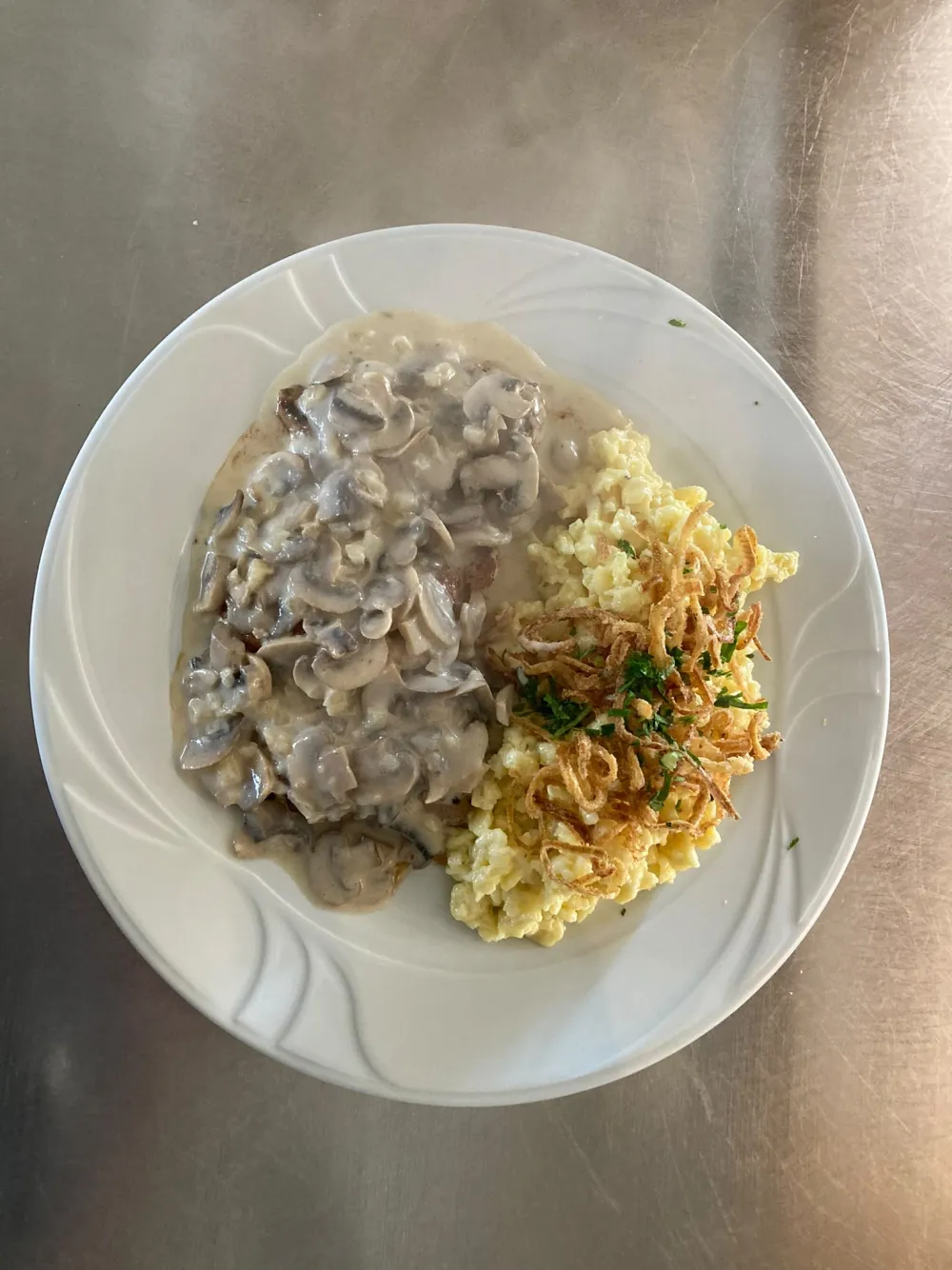 Jägerschnitzel mit Kässpätzle und Röstzwiebeln