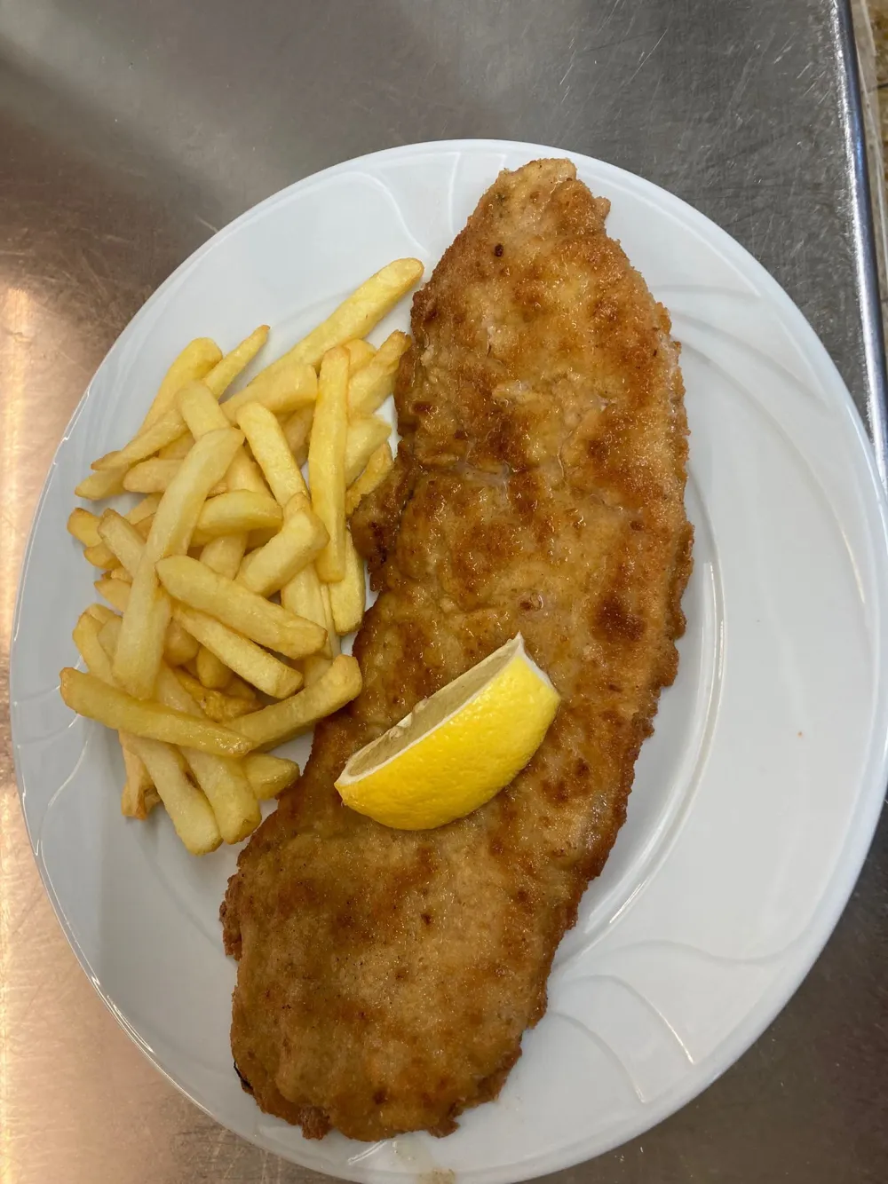 Schweineschnitzel Wiener Art mit Pommes Frites