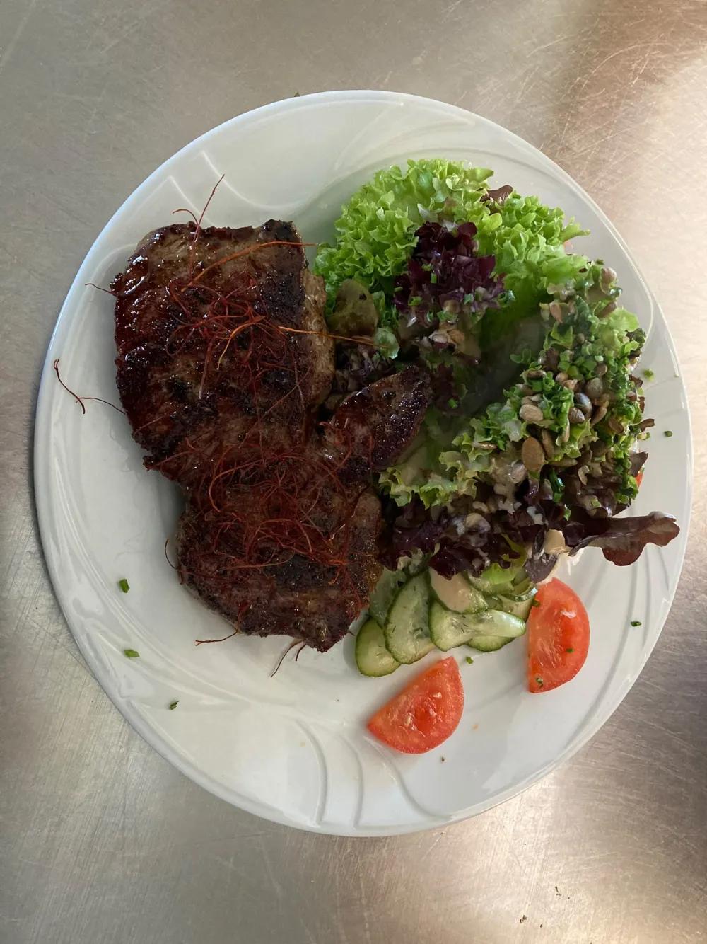 Gegrilltes Steak mit frischem Salat