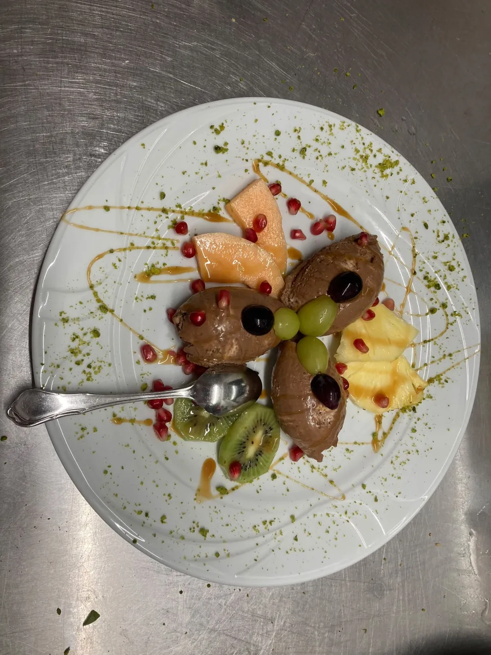 Hausgemachtes Dessert mit frischen Früchten
