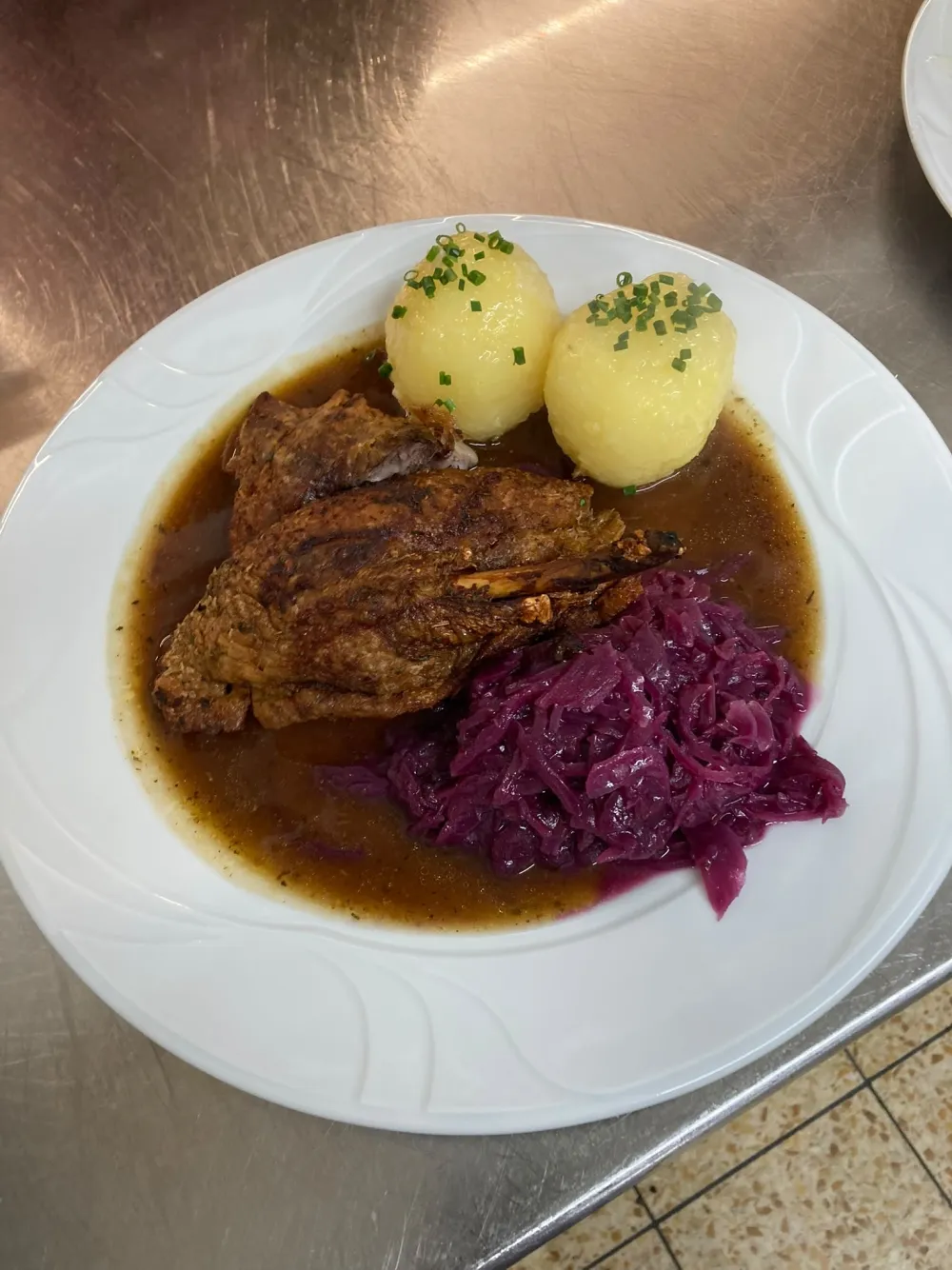 Entenbraten mit Kartoffelknödel und Blaukraut