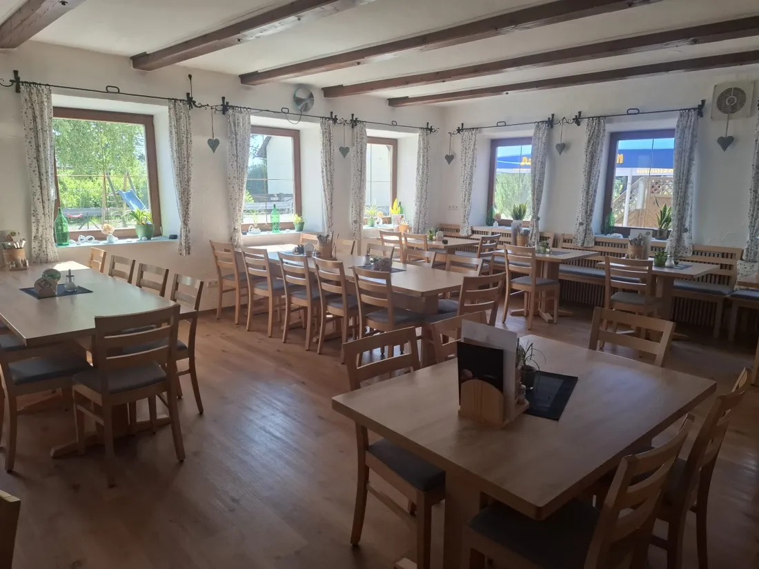 Helle Gaststube mit hellen Holztischen am Wirtshaus zur Sonne