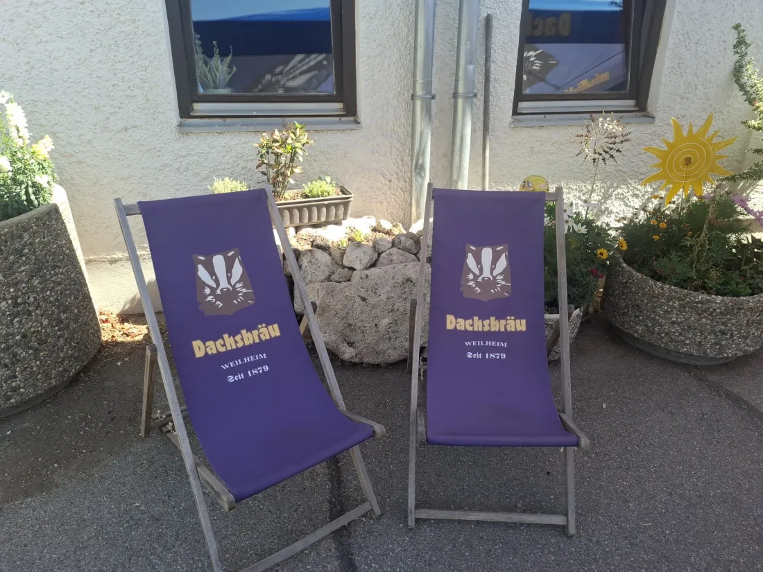 Dachsbräu-Liegestühle vor dem Wirtshaus