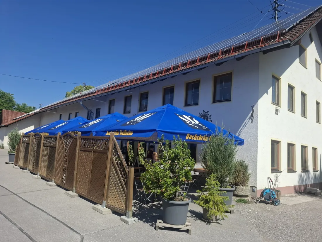 Außenansicht des Wirtshaus zur Sonne mit Terrasse