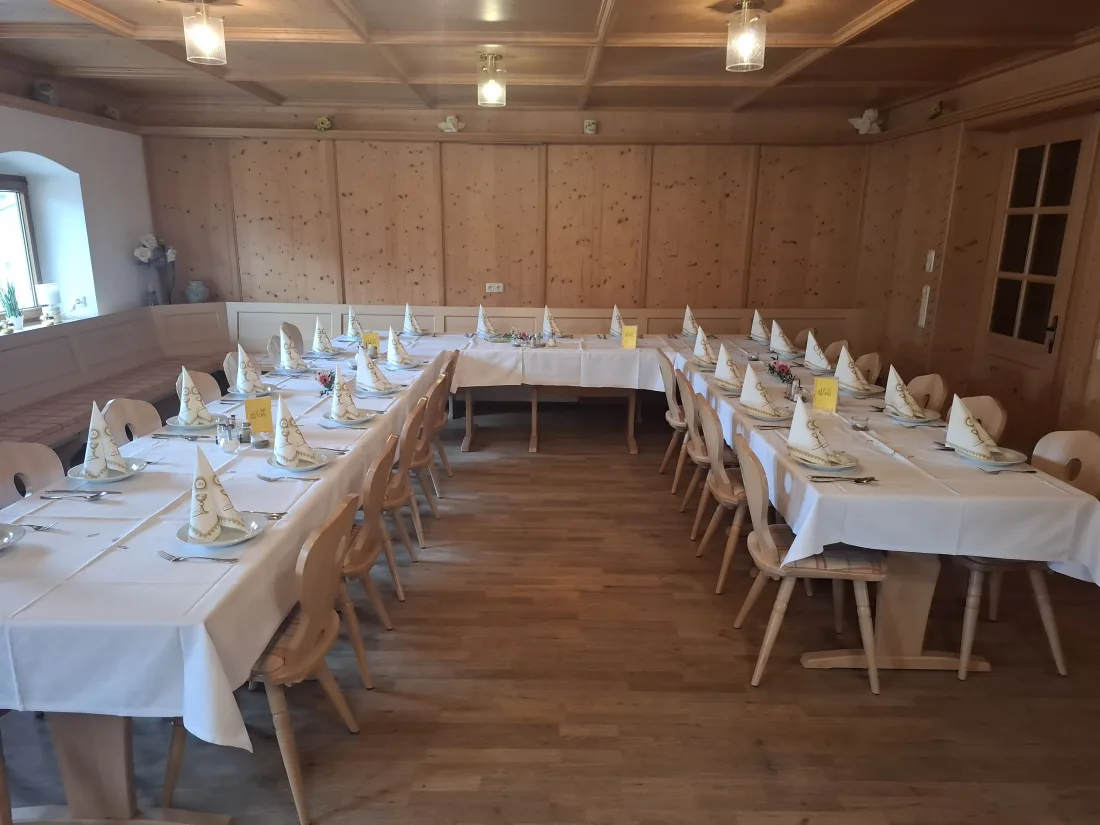 Gemütliches Zirbenholz-Stüberl mit eingedeckter Hufeisen-Tafel