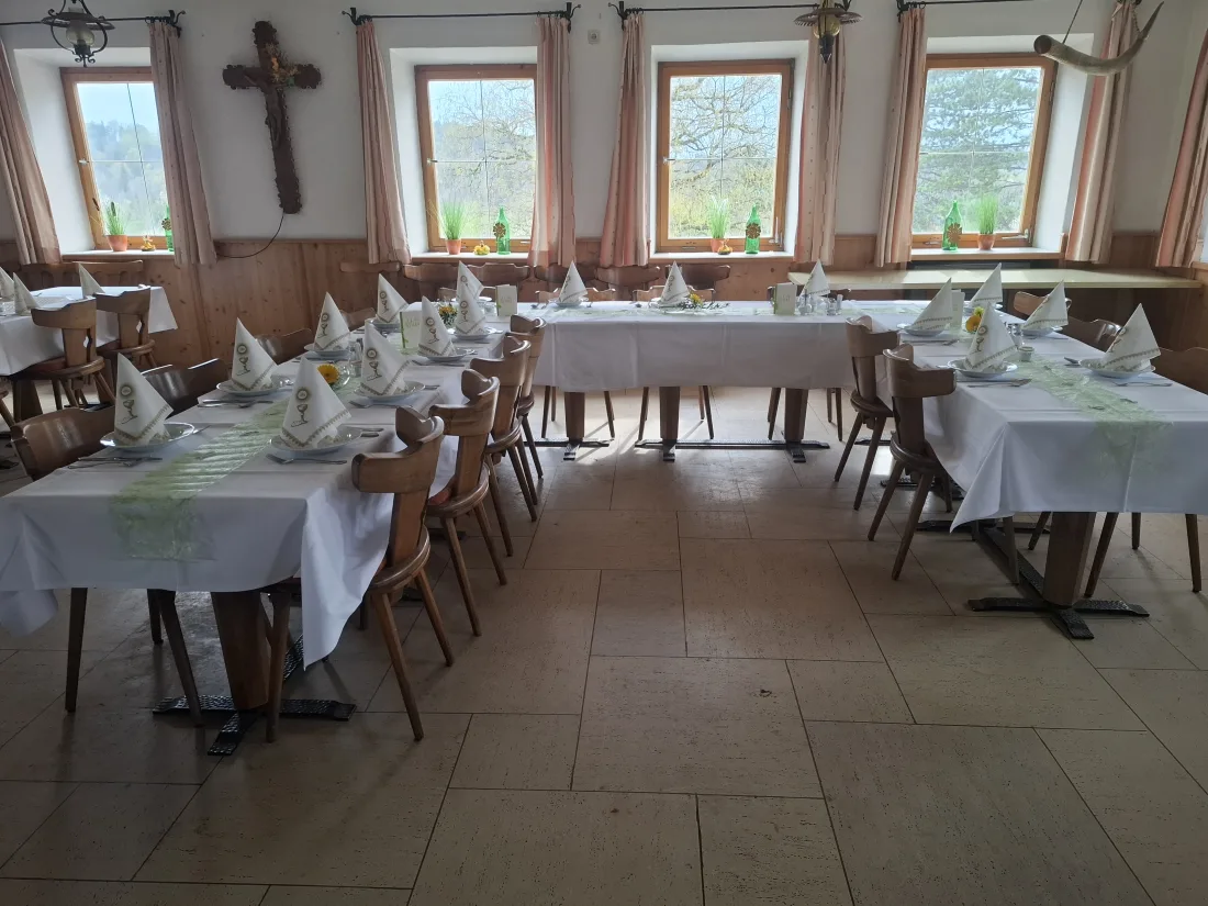 Großer Saal mit Landschaftsblick, festlich für eine Feier eingedeckt