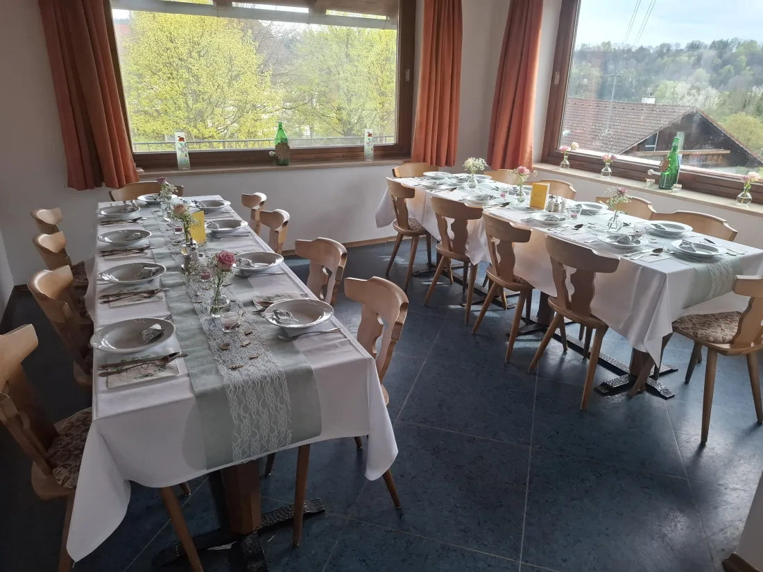 Heller Nebenraum mit Panoramafenstern und festlicher Tafel