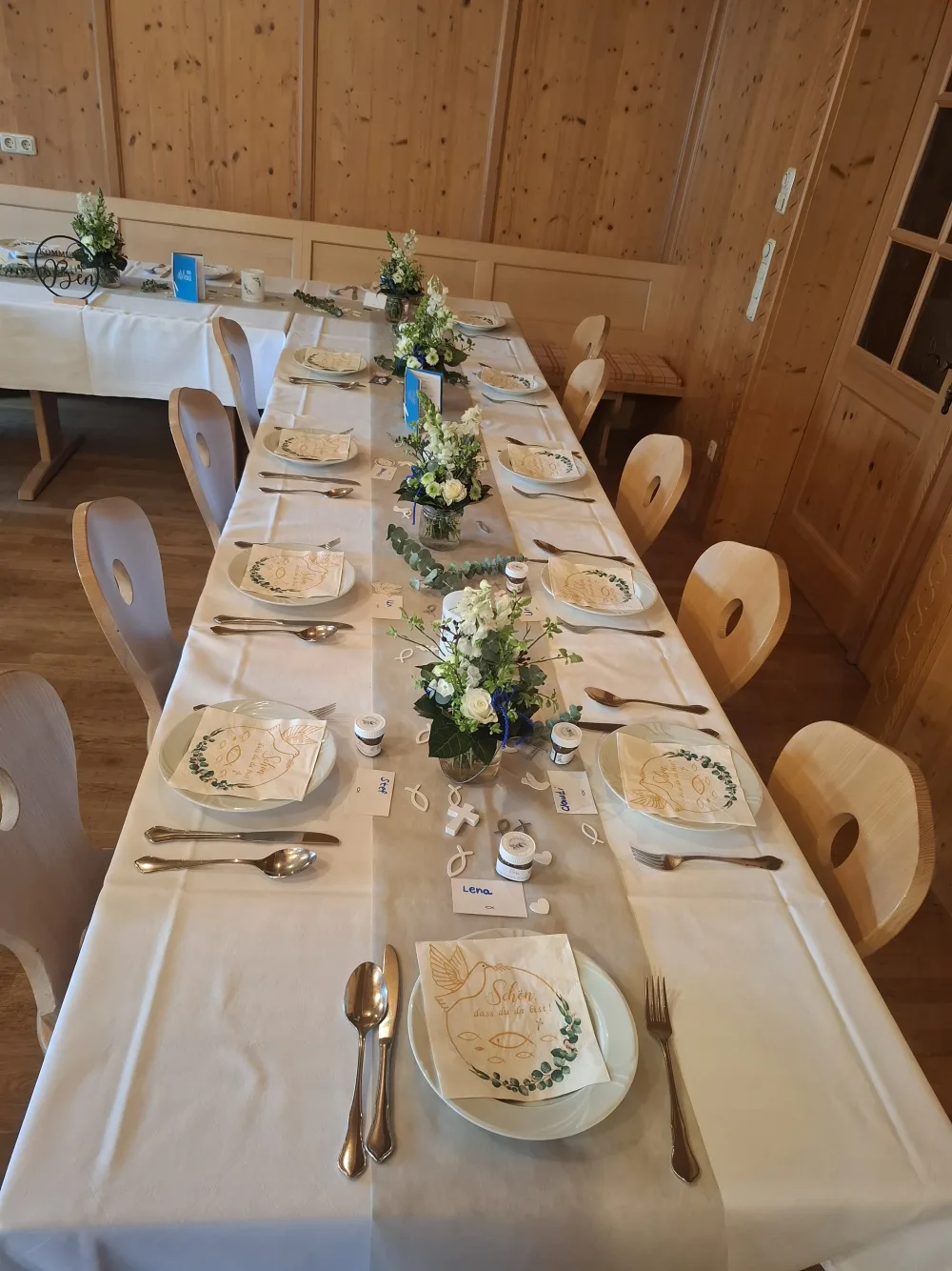 Liebevoll dekorierte Festtafel im Stüberl